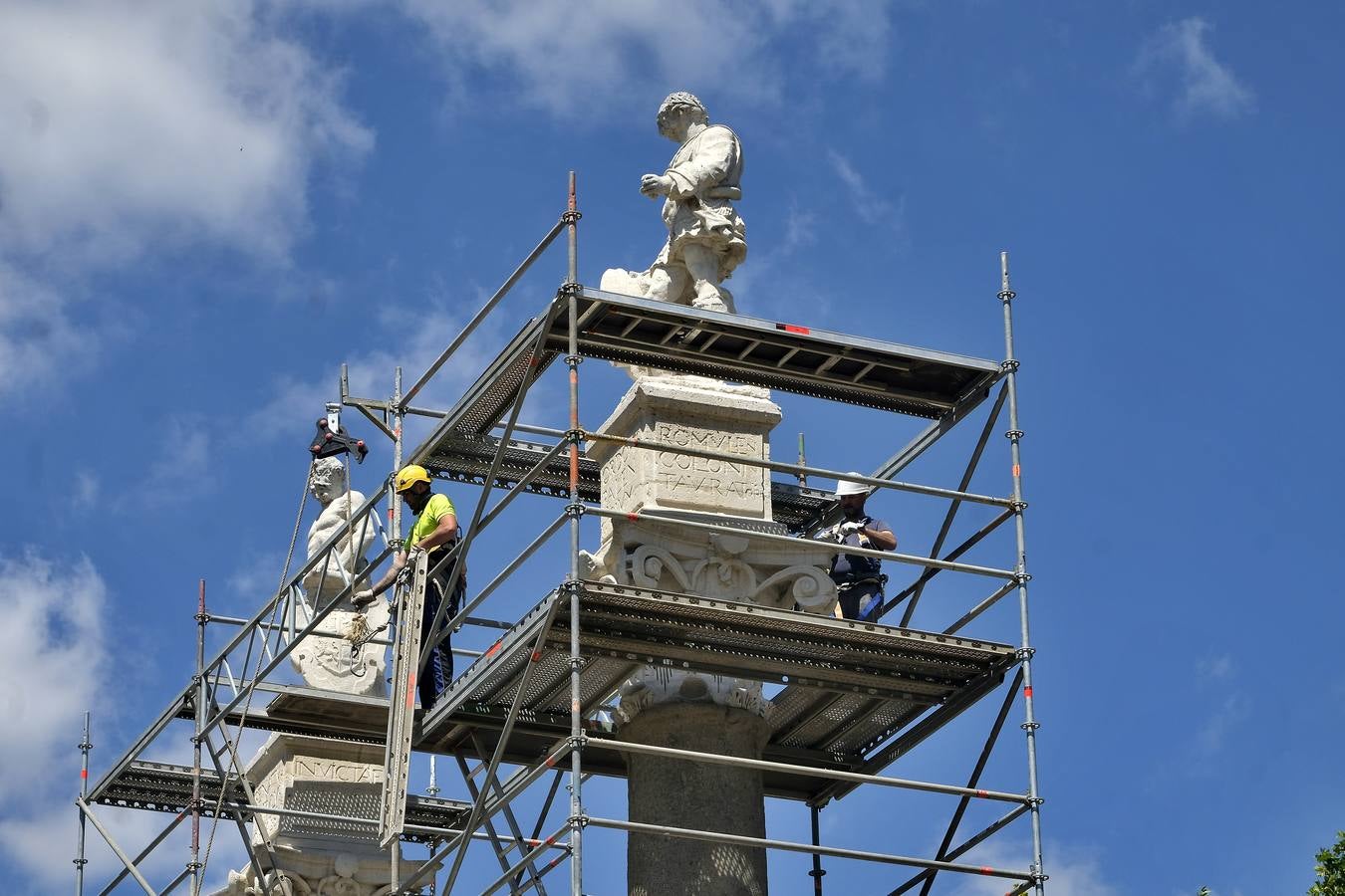 Comienza la restauración de las columnas de Hércules de la Alameda