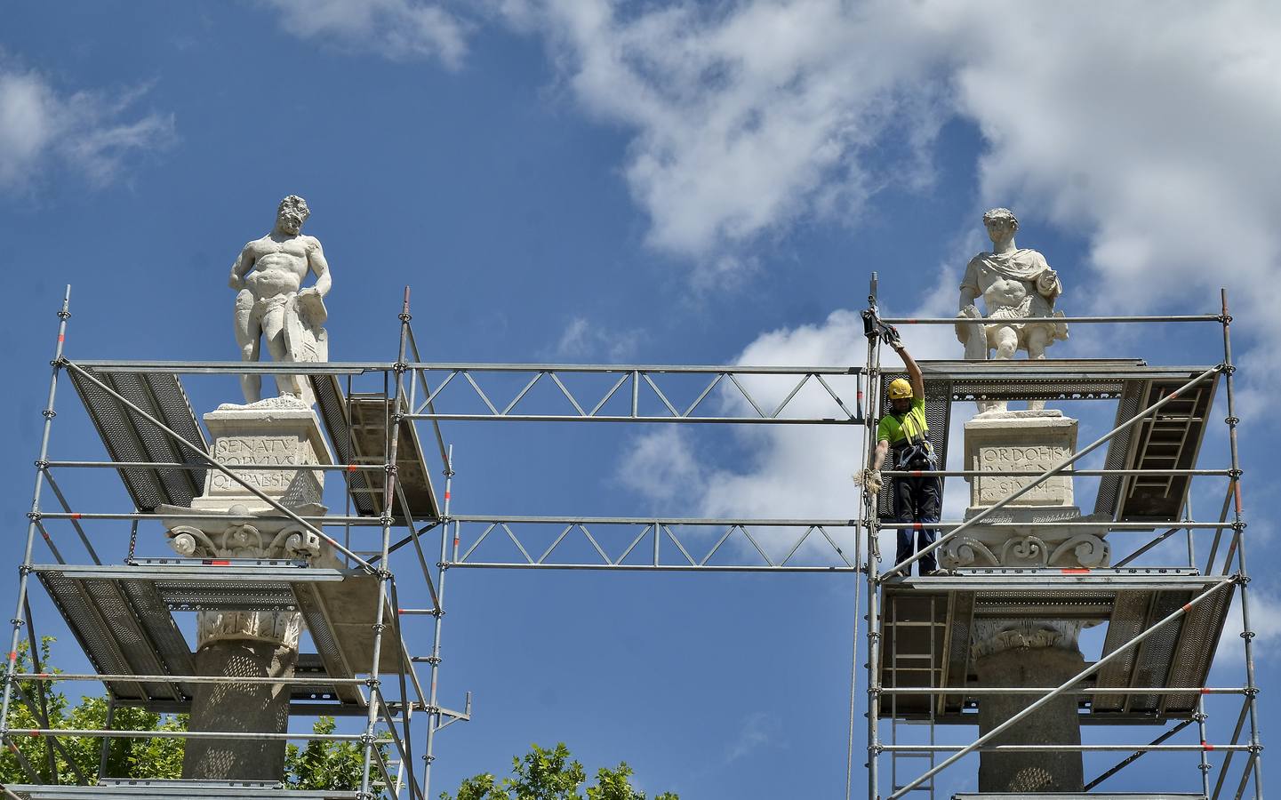 Comienza la restauración de las columnas de Hércules de la Alameda