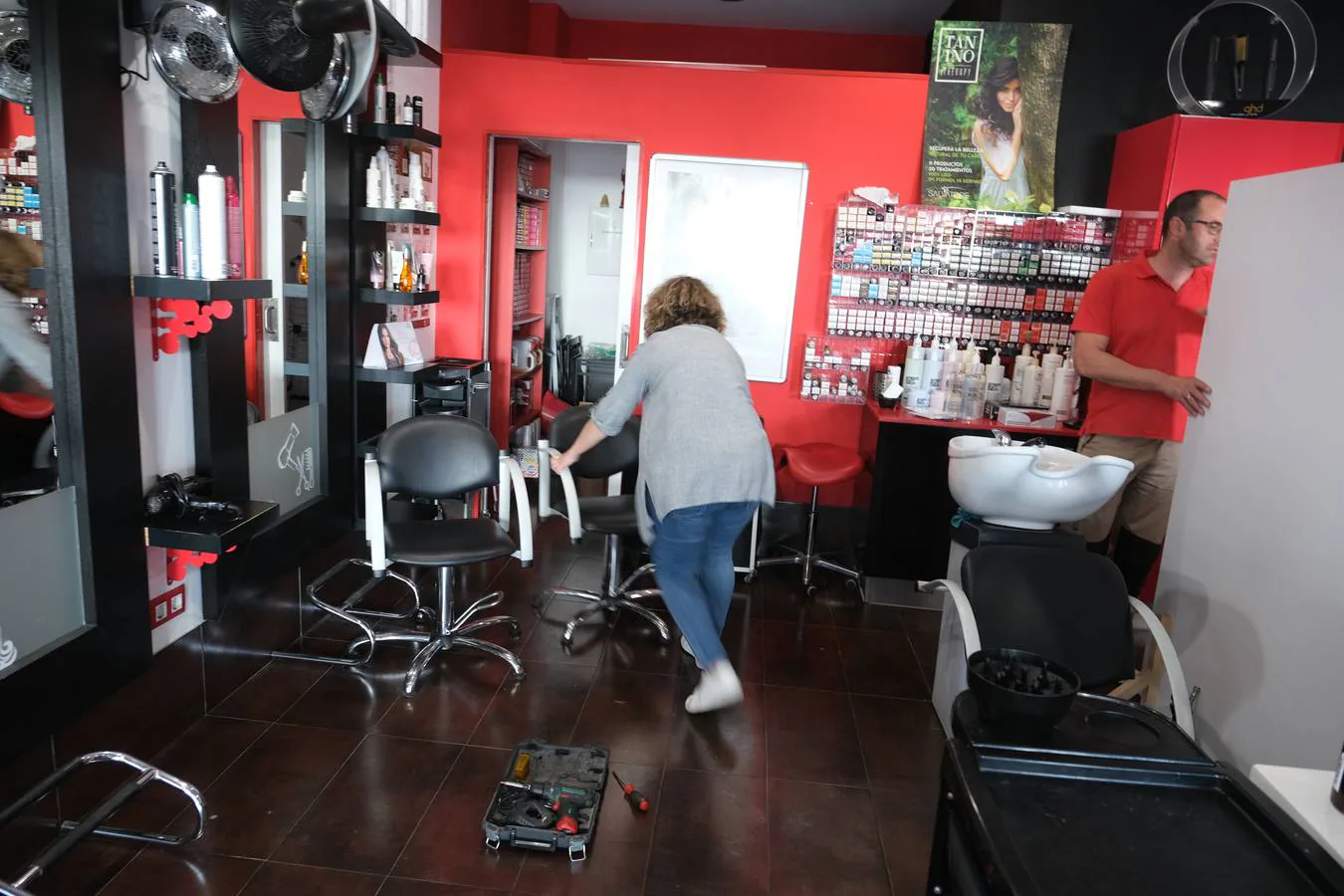 FOTOS: Así prepara la peluquería &#039;Contrastes&#039; de El Puerto su local