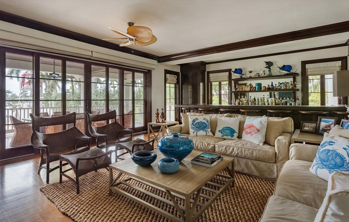 Así es la propiedad de Pharrell Williams en Coral Gables, Miami. Las diferentes estancias, de estilo minimalista y materiales de primera calidad, cuentan con techos altos y grandes ventanales que aportan calidez y luminosidad. Los tonos claros predominan en muebles y decoración.