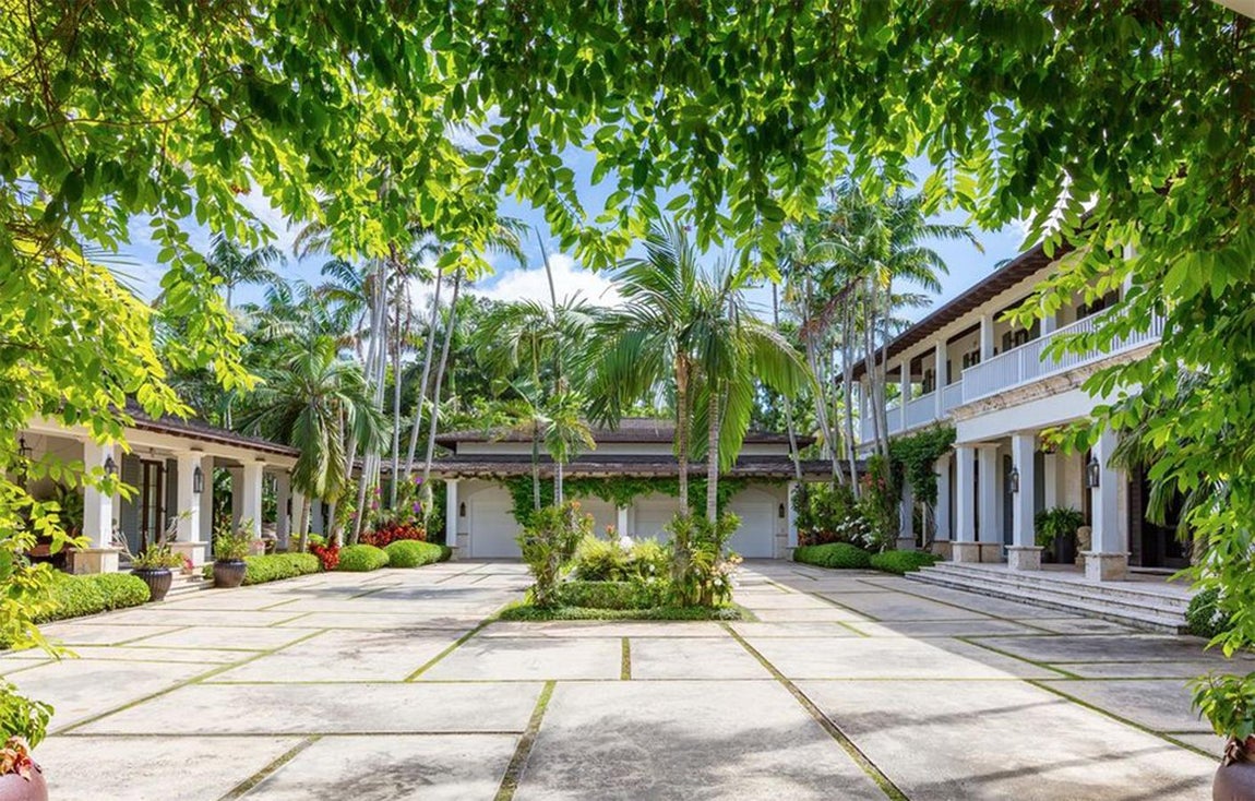 Así es la propiedad de Pharrell Williams en Coral Gables, Miami. Hay quienes han aprovechado la cuarenta para buscar  una nueva casa para pasar por esta dura etapa, porque si hay que quedarse confinados que sea en una propiedad amplia, con jardín y piscina. Y esto es, precisamente, lo que ha hecho el artista Pharrell Williams, quien se ha hecho con una nueva mansión en el lujoso barrio de Coral Gables, situado a 30 minutos del corazón de South Beach, Miami.