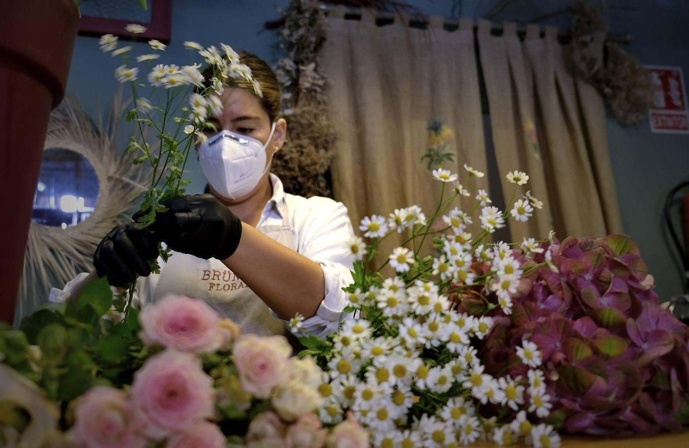 En imágenes, las floristerías de Sevilla se preparan para el Día de la Madre