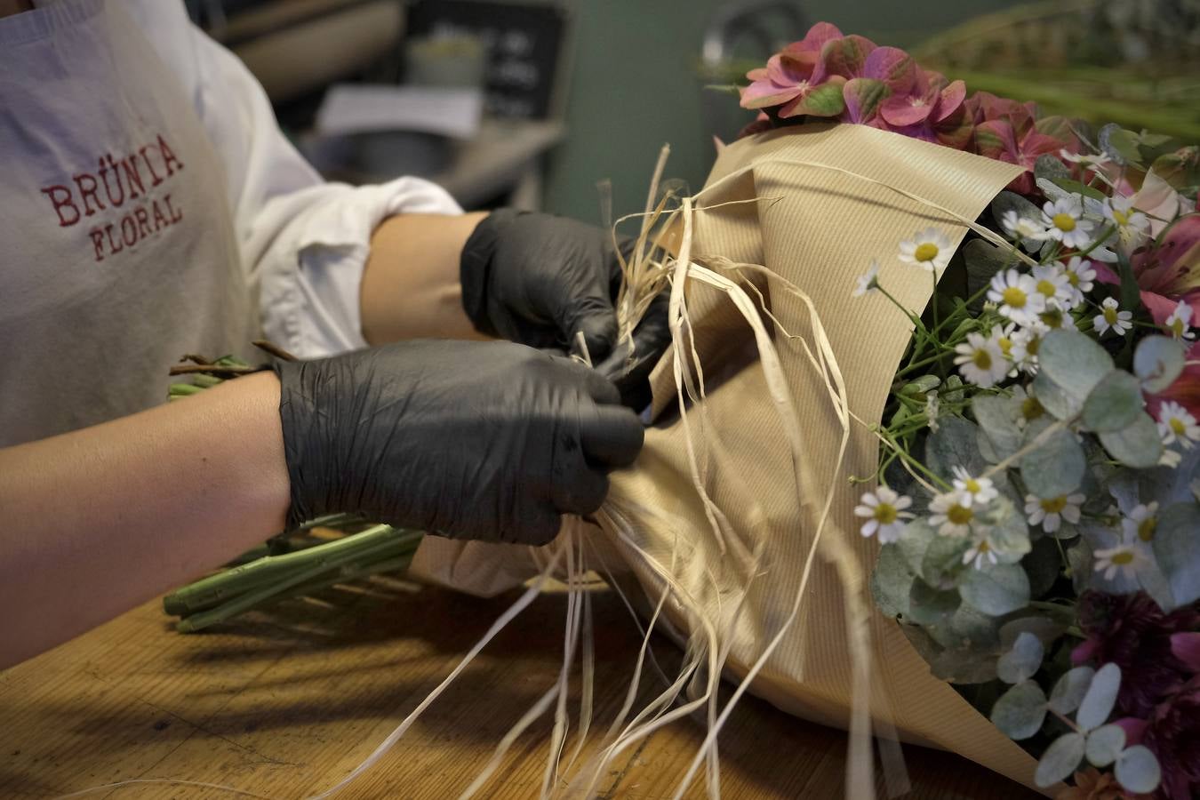 En imágenes, las floristerías de Sevilla se preparan para el Día de la Madre