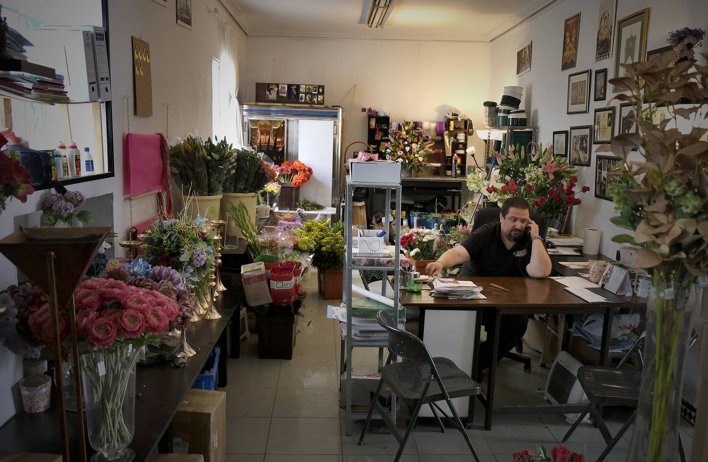 En imágenes, las floristerías de Sevilla se preparan para el Día de la Madre