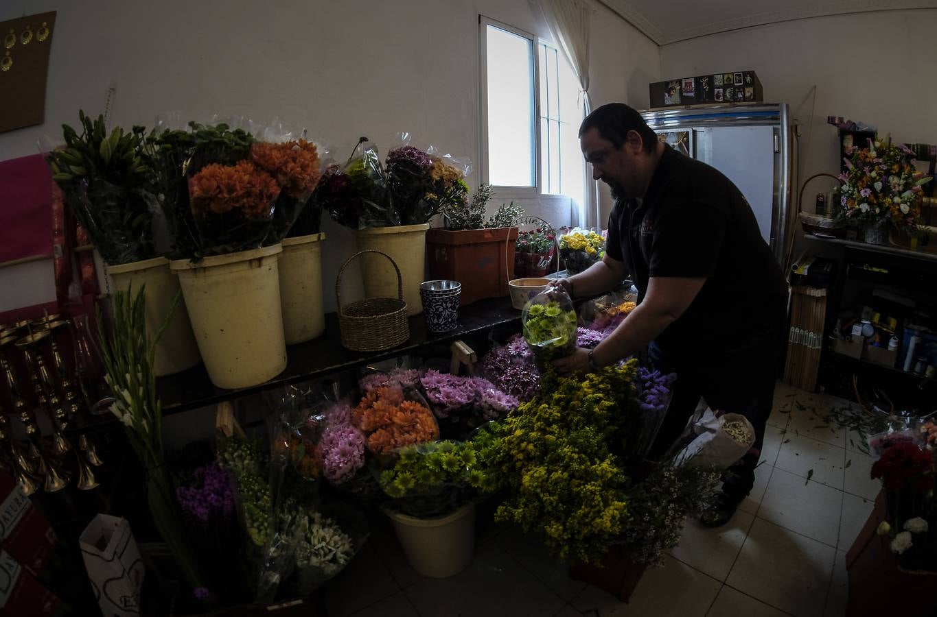 En imágenes, las floristerías de Sevilla se preparan para el Día de la Madre