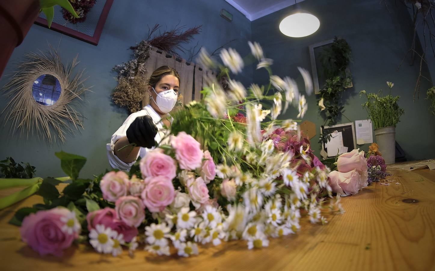 En imágenes, las floristerías de Sevilla se preparan para el Día de la Madre