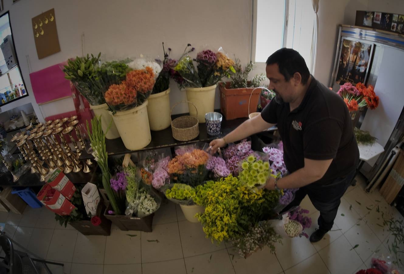 En imágenes, las floristerías de Sevilla se preparan para el Día de la Madre