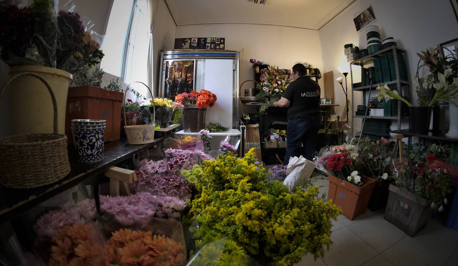 En imágenes, las floristerías de Sevilla se preparan para el Día de la Madre