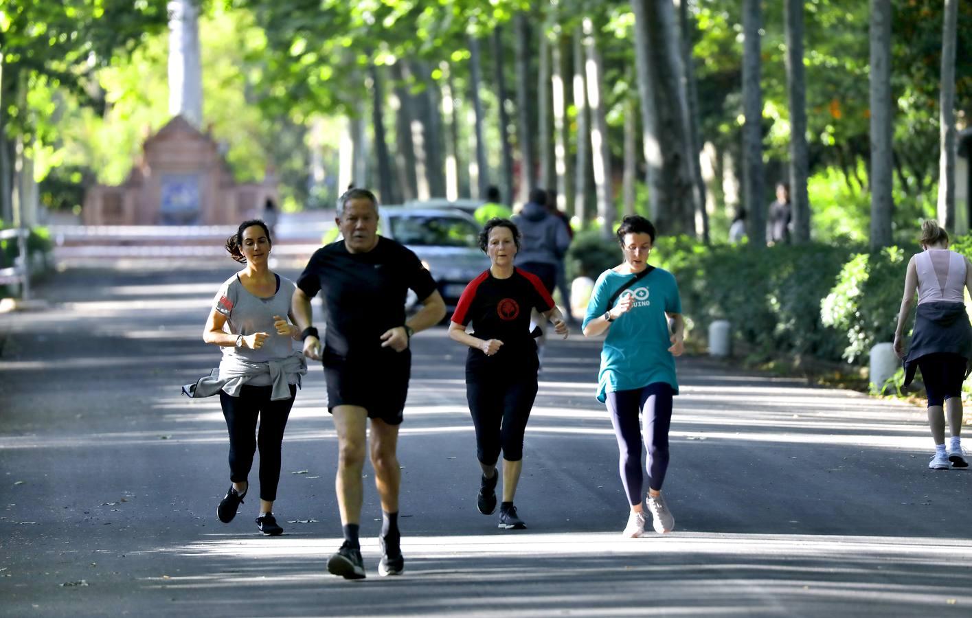 Desescalada Sevilla: Miles de sevillanos toman las calles para hacer deporte