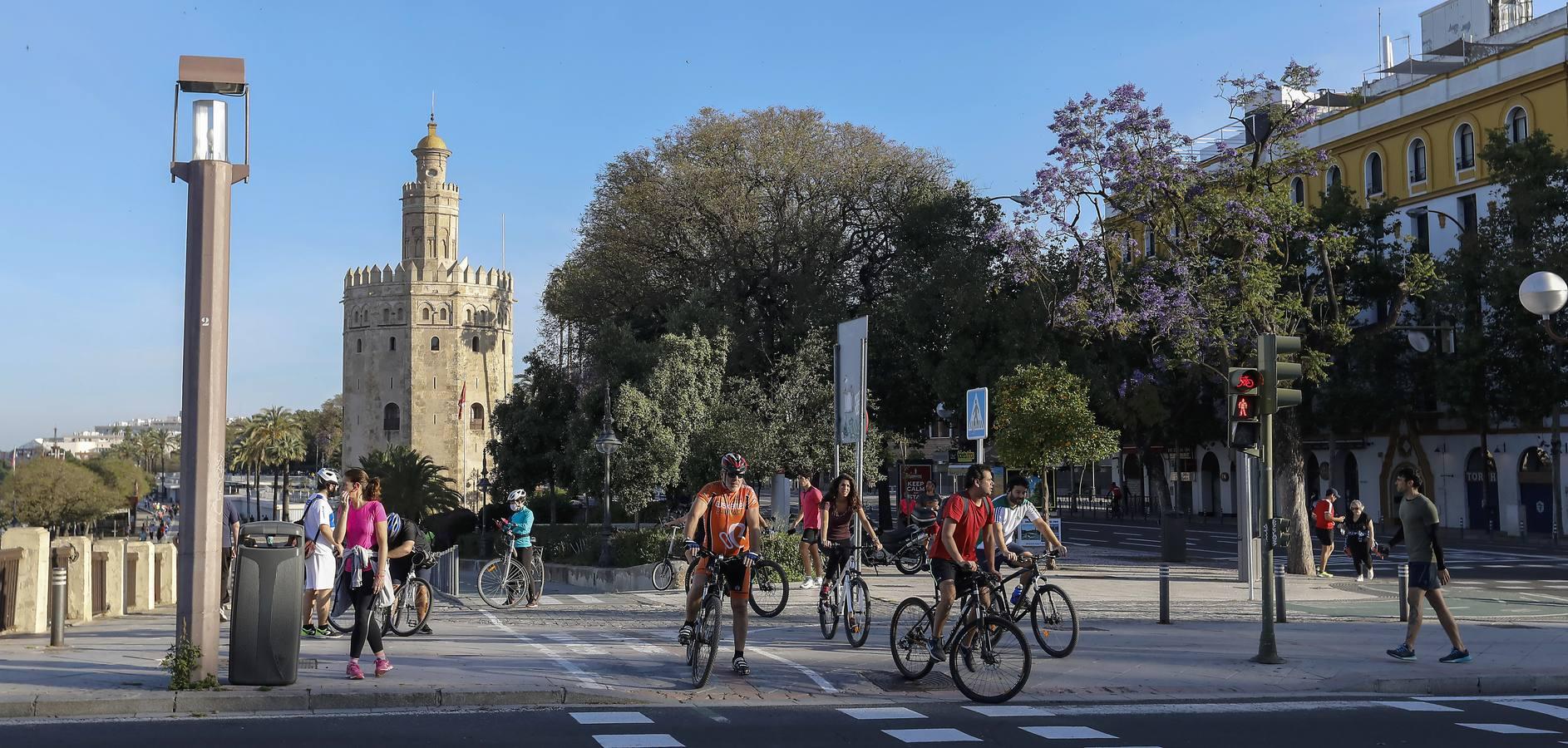 Desescalada Sevilla: Miles de sevillanos toman las calles para hacer deporte