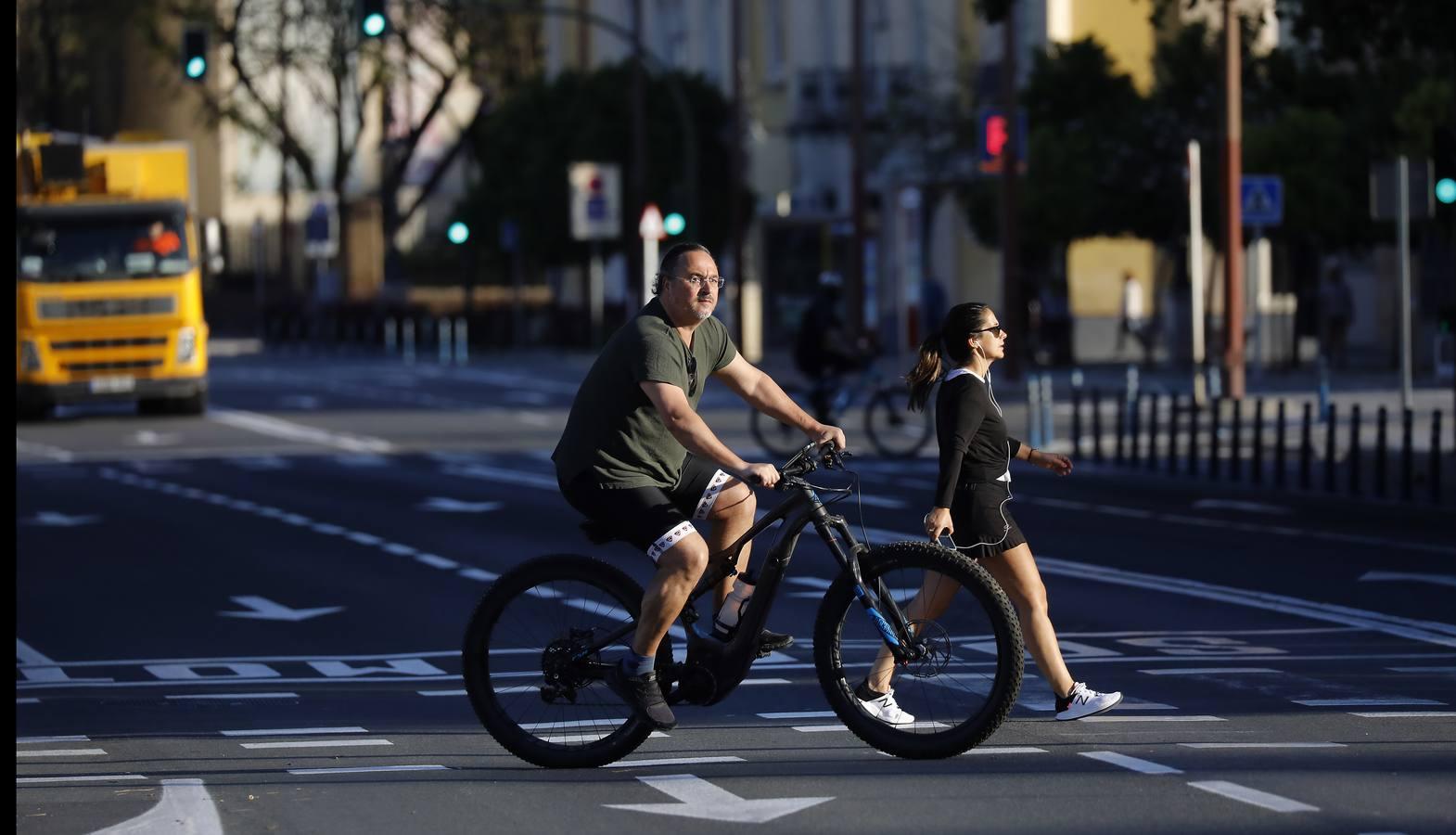 Desescalada Sevilla: Miles de sevillanos toman las calles para hacer deporte