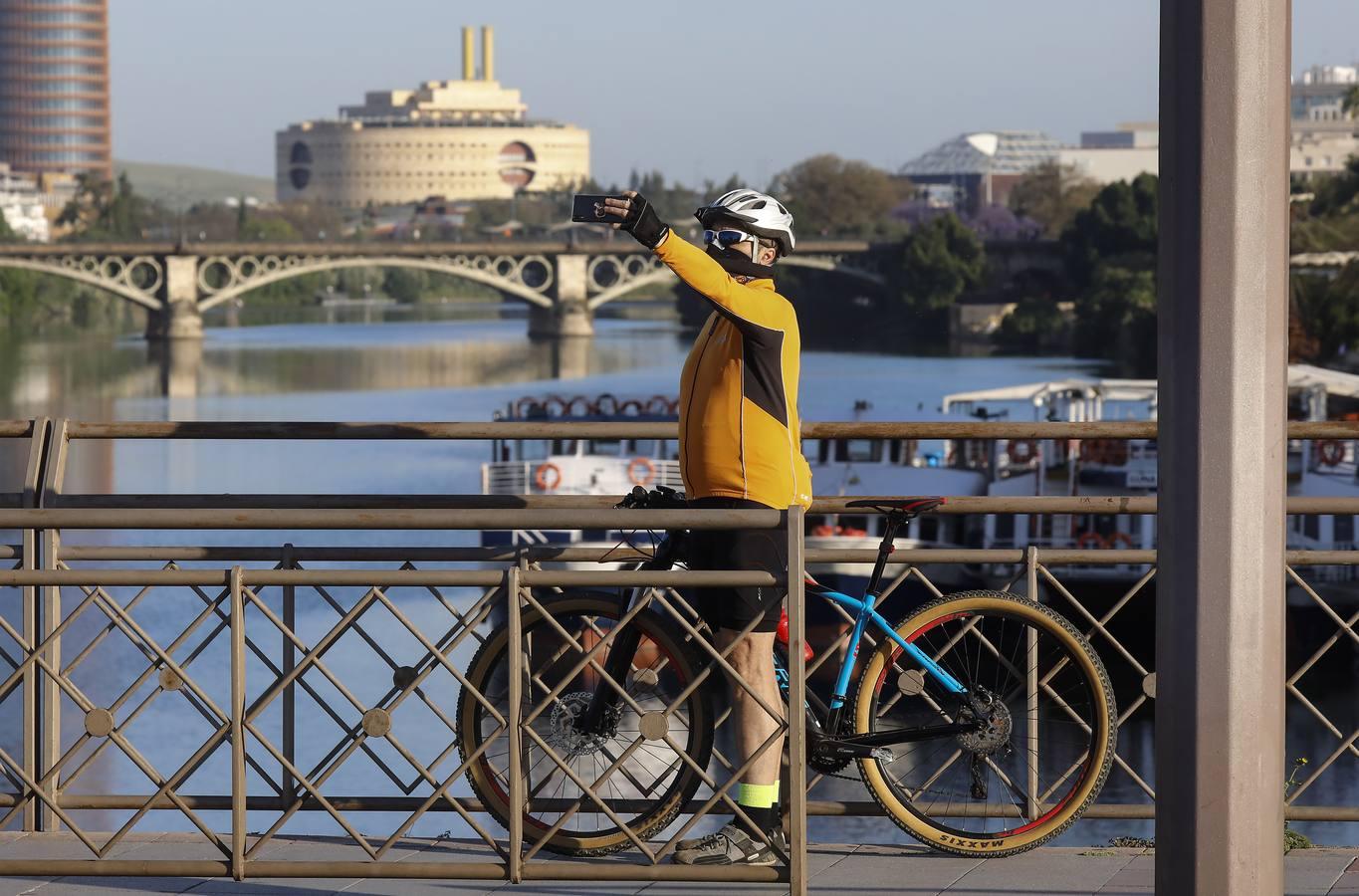 Desescalada Sevilla: Miles de sevillanos toman las calles para hacer deporte