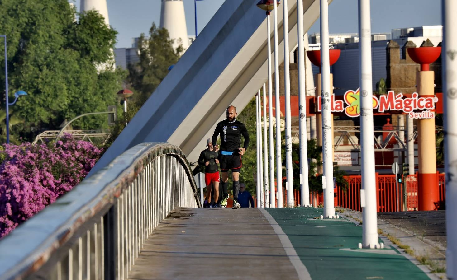 Desescalada Sevilla: Miles de sevillanos toman las calles para hacer deporte