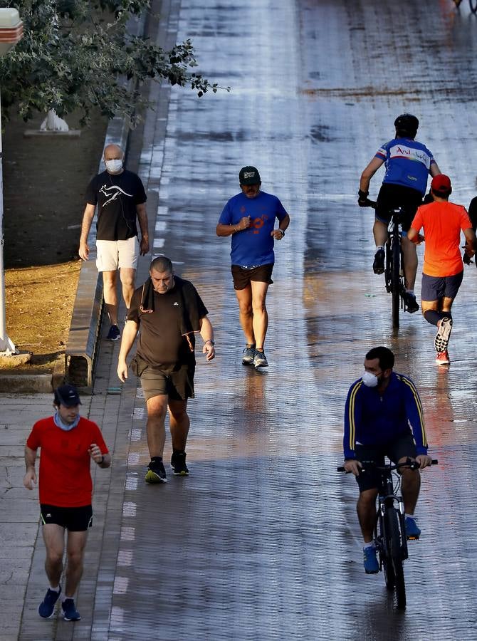 Desescalada Sevilla: Miles de sevillanos toman las calles para hacer deporte