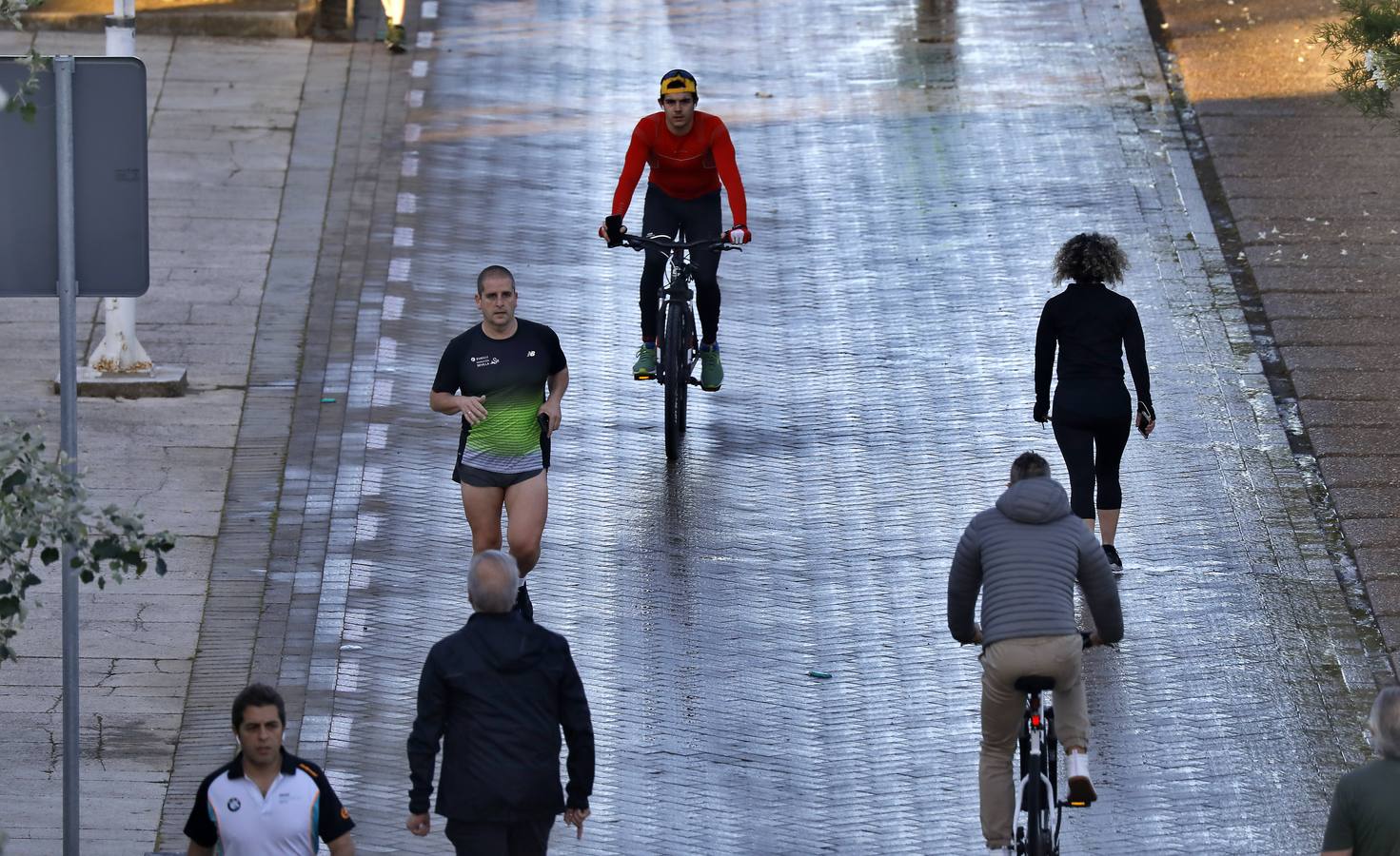 Desescalada Sevilla: Miles de sevillanos toman las calles para hacer deporte