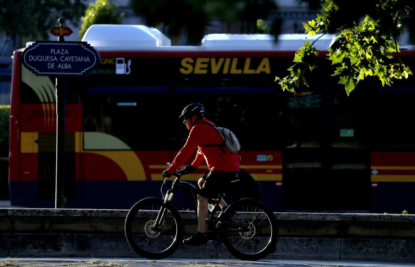 Desescalada Sevilla: Miles de sevillanos toman las calles para hacer deporte