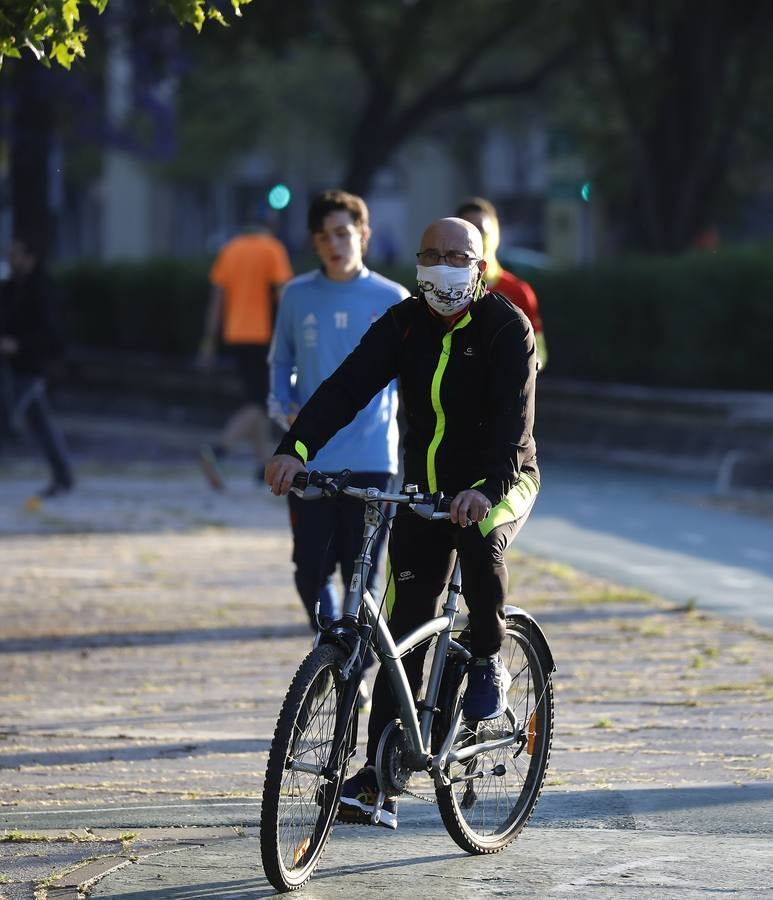 Desescalada Sevilla: Miles de sevillanos toman las calles para hacer deporte