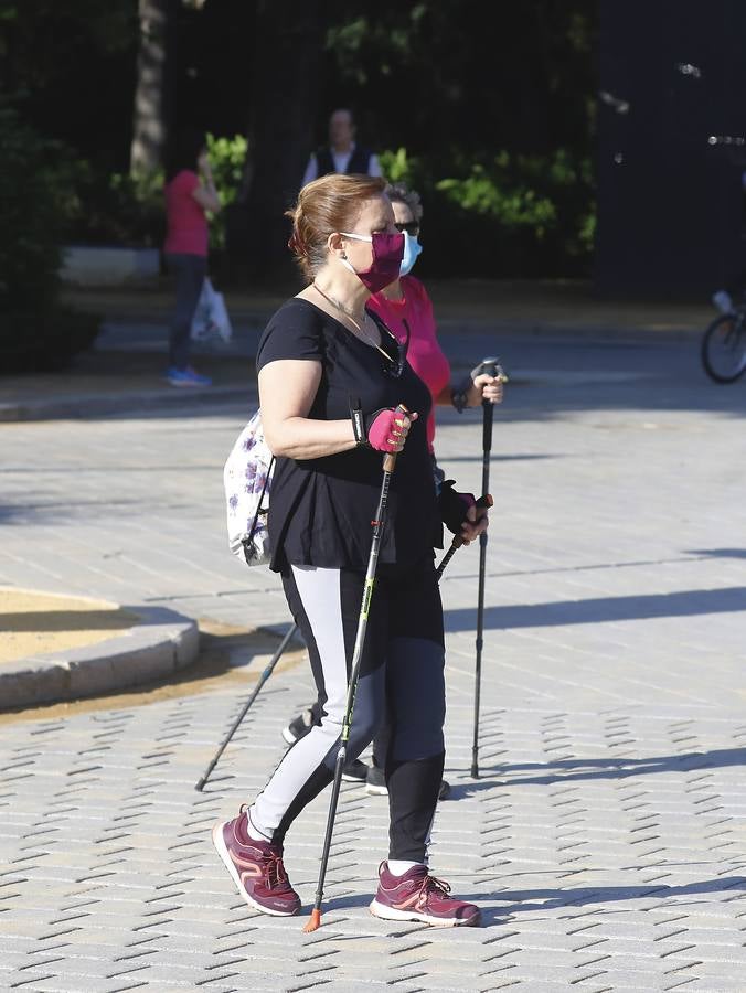 Desescalada Sevilla: Salida de los mayores por las calles de la ciudad