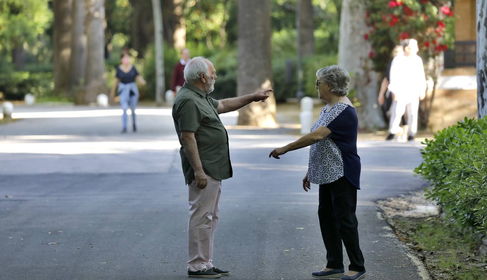 Desescalada Sevilla: Salida de los mayores por las calles de la ciudad