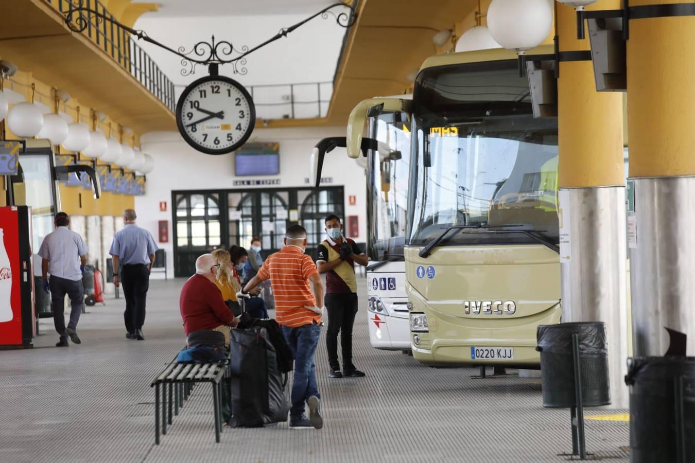 En imágenes, reparto de las mascarillas para el transporte público en Sevilla