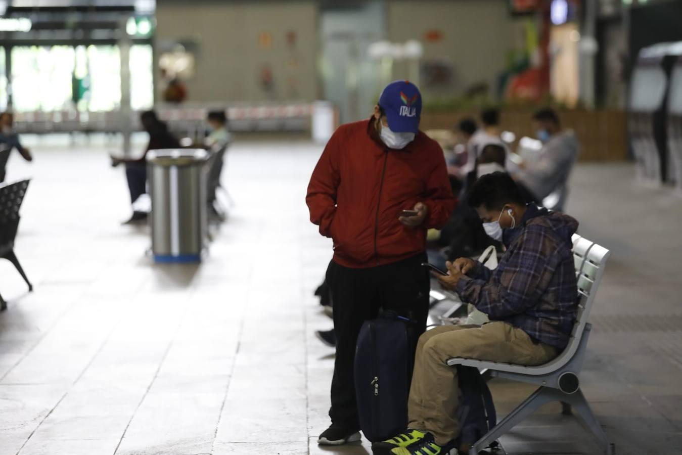 En imágenes, reparto de las mascarillas para el transporte público en Sevilla