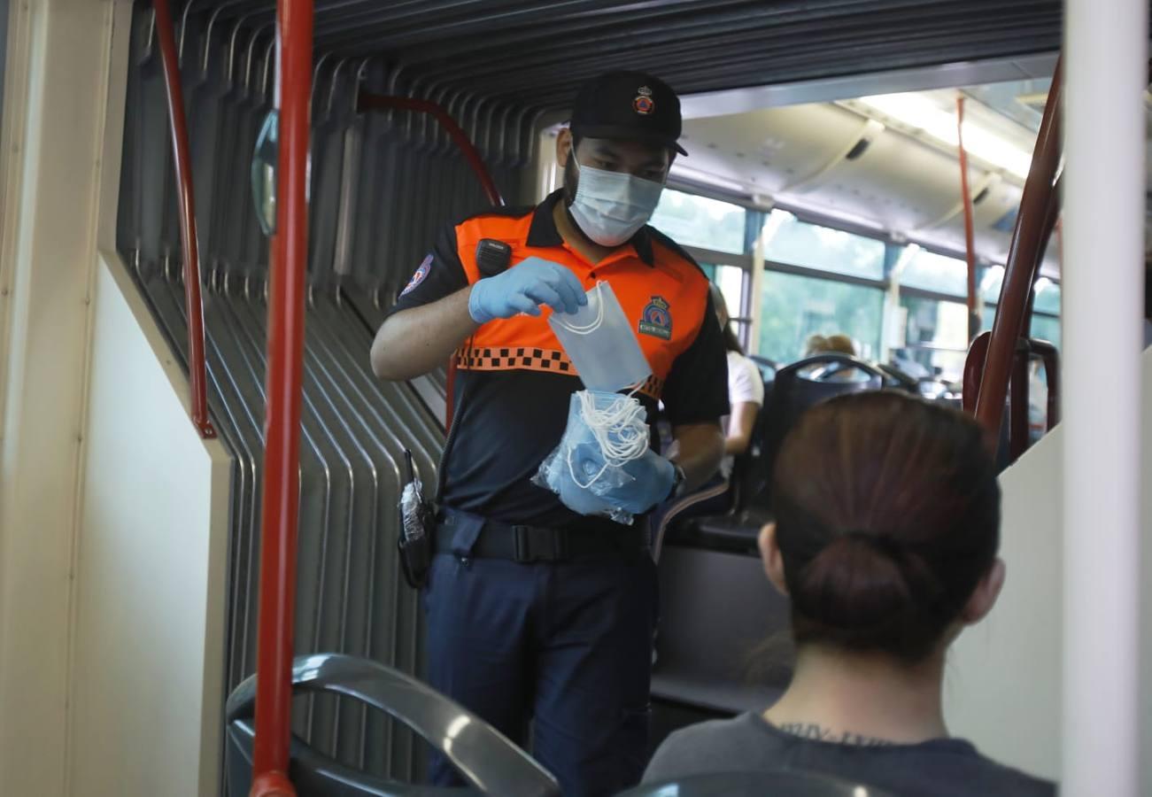 En imágenes, reparto de las mascarillas para el transporte público en Sevilla