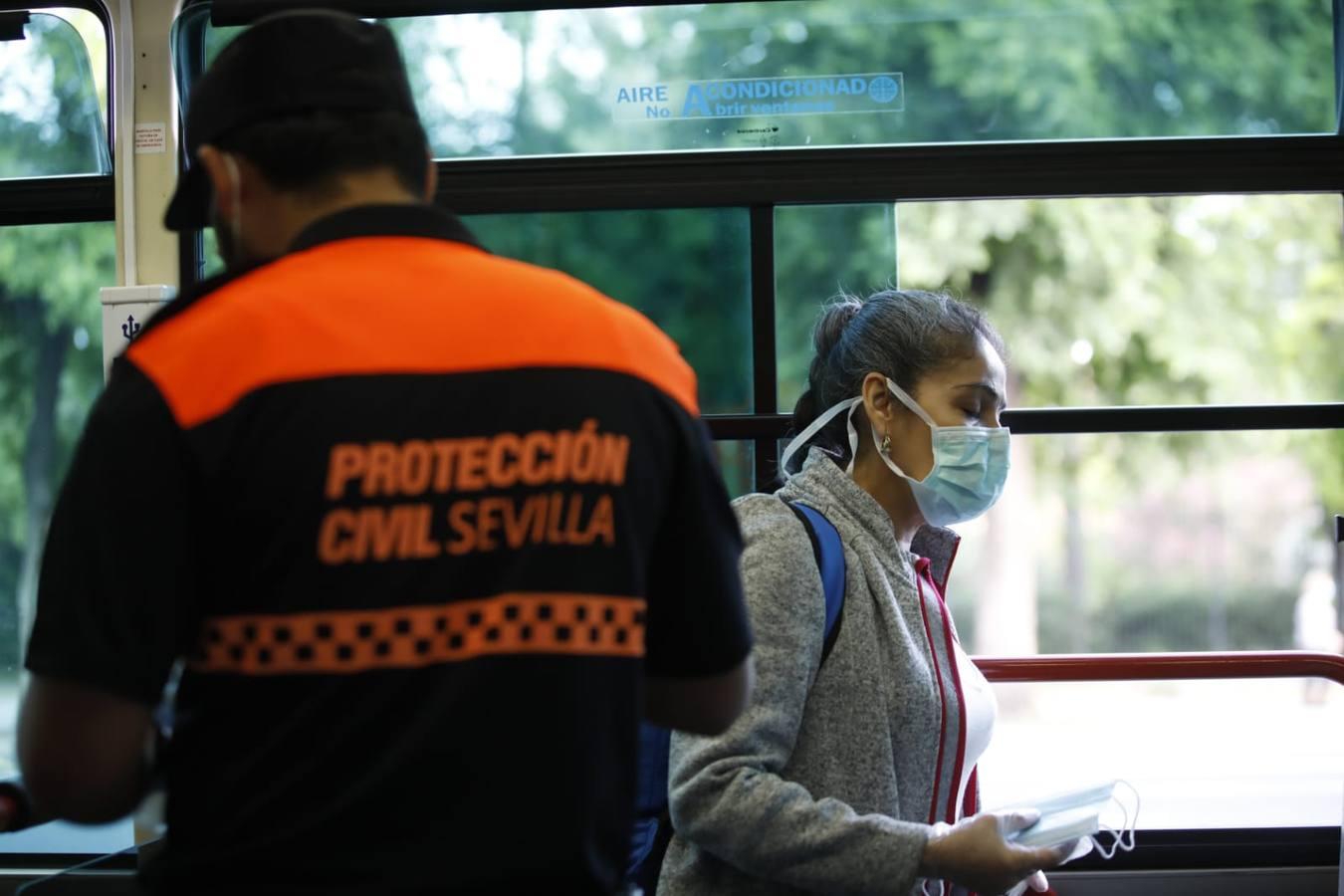 En imágenes, reparto de las mascarillas para el transporte público en Sevilla