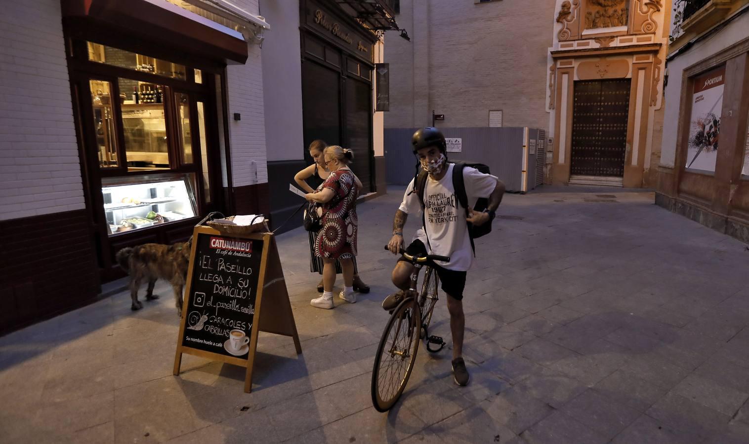 Algunos bares y restaurantes comienzan a servir comida en Sevilla