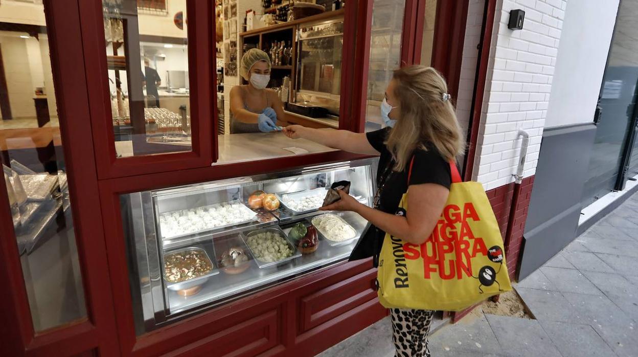 Algunos bares y restaurantes comienzan a servir comida en Sevilla