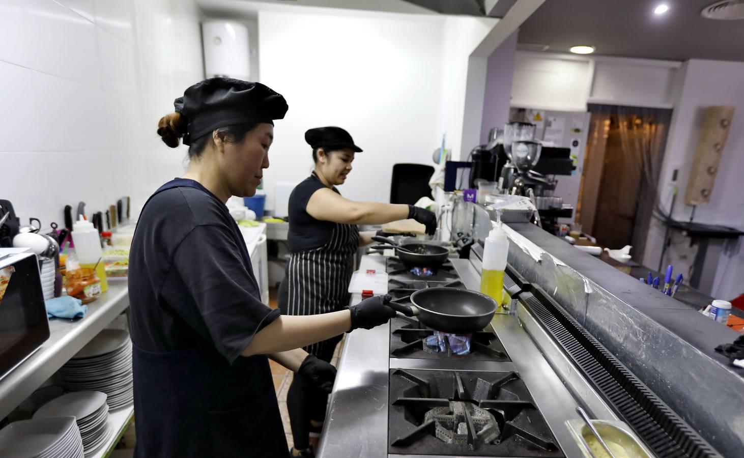 Algunos bares y restaurantes comienzan a servir comida en Sevilla