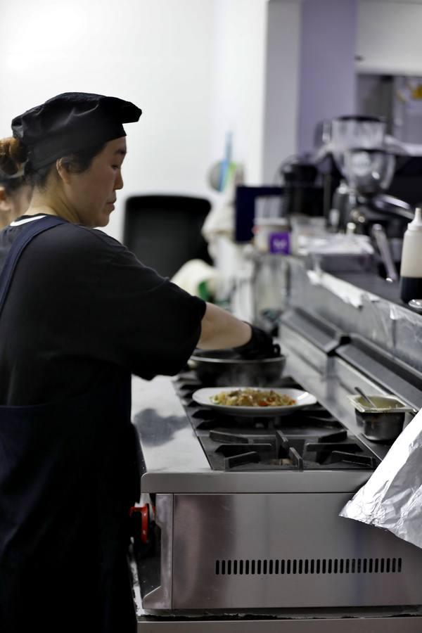 Algunos bares y restaurantes comienzan a servir comida en Sevilla