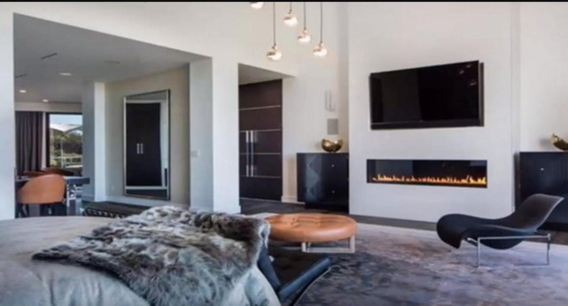 Spa, gimnasio, pista de tenis y piscina climatizada. Tampoco podía faltar en la casa un Spa, una piscina climatizada en una de las terrazas, un gimnasio completamente equipado y cómo no, una pista de tenis.