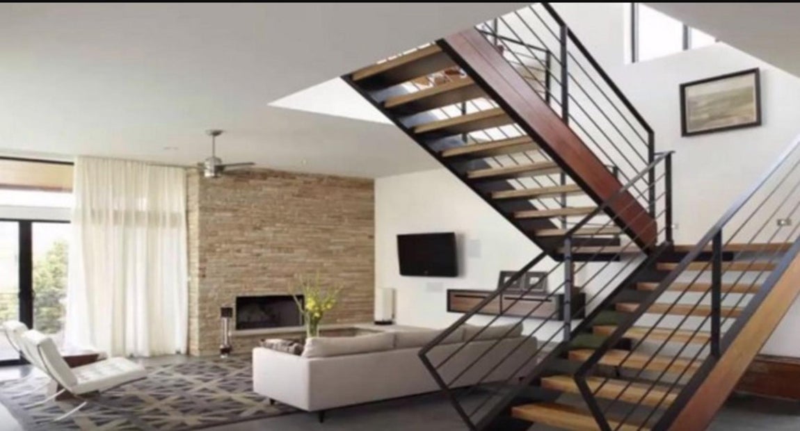 Tres plantas amplias y luminosas. La residencia posee 500 metros cuadrados repartidos en 3 plantas en los que no faltan las grandes terrazas con piscinas y amplios ventanales con vistas al lago.