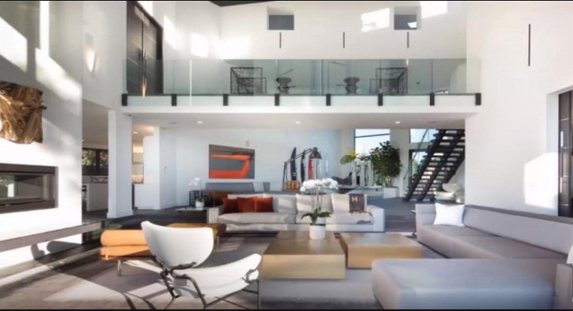 Decoración minimalista y acogedora. La decoración de la mayor parte de las estancias se caracteriza por poseer una paleta de color bastante luminosa donde los blancos se convierten en los protagonistas junto con otras pinceladas de colores más potentes como los naranjas y grises que rompen con la monotonía y le confieren un aire más alegre.