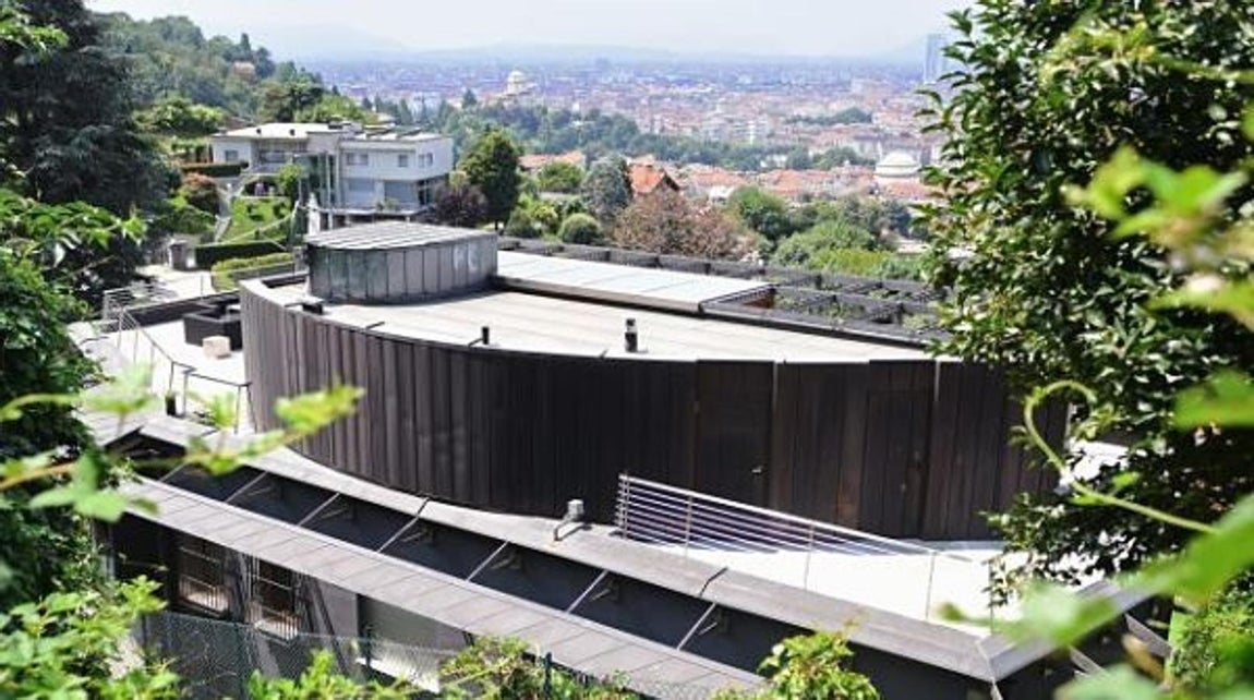 800 metros cuadrados y varias plantas. Sin embargo, posee una peculiaridad arquitectónica ya que está compuesta de dos casas que se comunican a través del jardín, una de ellas destinada para el futbolista y su familia y la otra para su madre y el resto de sus familiares, que suelen viajar con frecuencia a Italia para asistir a sus partidos.