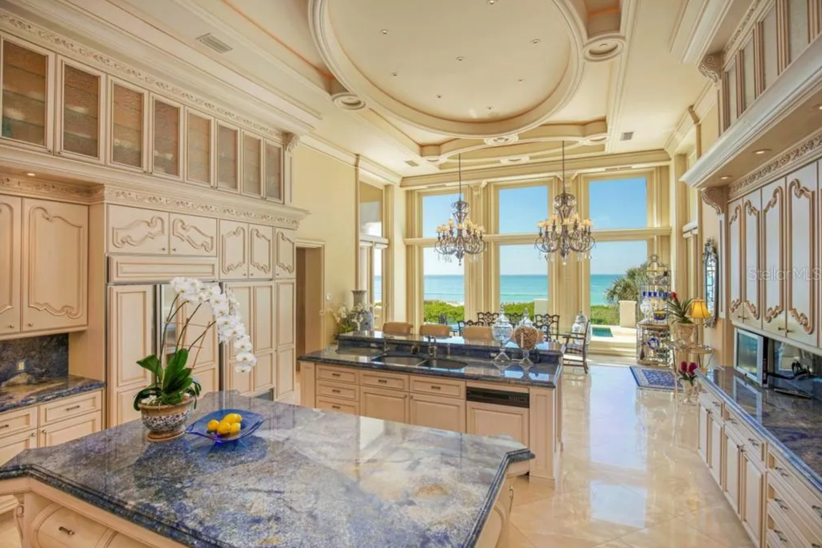 The Most Serene Longboat Key, Florida. ¿Su precio? 19.7 millones de dólares, una cantidad nada alta si se tiene en cuenta sus dimesiones. La zona exterior es de 4.780 metros cuadrados y el interior dispone de 1.793 metros cuadrados repartidos en seis dormitorios y seis cuartos de baño completos, además de salones, cocinas y espacios de entretenimiento.