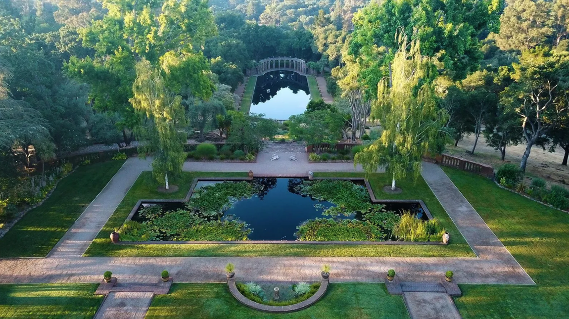 Green Gables, Woodside, California. Diseñada por Charles Sumner Greene y Henry Mather Greene, figuras destacadas del movimiento Arts and Crafts de principios del siglo XX, la casa principal está orientada hacia el espectacular jardín, pero no es la única, ya que dispone de otras seis viviendas con espacios abiertos propios. En total suman 32 habitaciones.