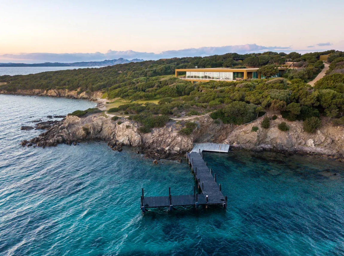 5.The Peninsula Estate, Porto Cervo, Cerdeña. The Peninsula Estate es como un sueño hecho realidad. Ubicada en Porto Cervo, Cerdeña, esta espectacular propiedad, de estilo modernista, fue construida en 1970 para el briránico financiero Lord Clore. Para conseguir mayor privacidad, el dueño actual compró toda la península, cuatro hectáreas rodeadas de mar y mágicas vistas.