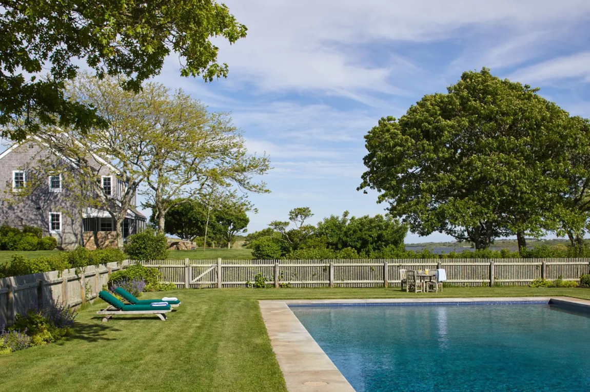 Red Gate Farm, Aquinnah ,Massachusetts. Red Gate Farm, con cinco dormitorios y cinco cuartos de baño completos, ha sido durante 40 años la casa de verano de Jackie O, quien adquirió la propiedad en 1979. La casa principal, de estilo Cape Cod, y la casa de huéspedes de dos pisos fueron diseñadas por el famoso arquitecto Hugh Newell Jacobson. ¿Su precio? 65 millones de dólares.