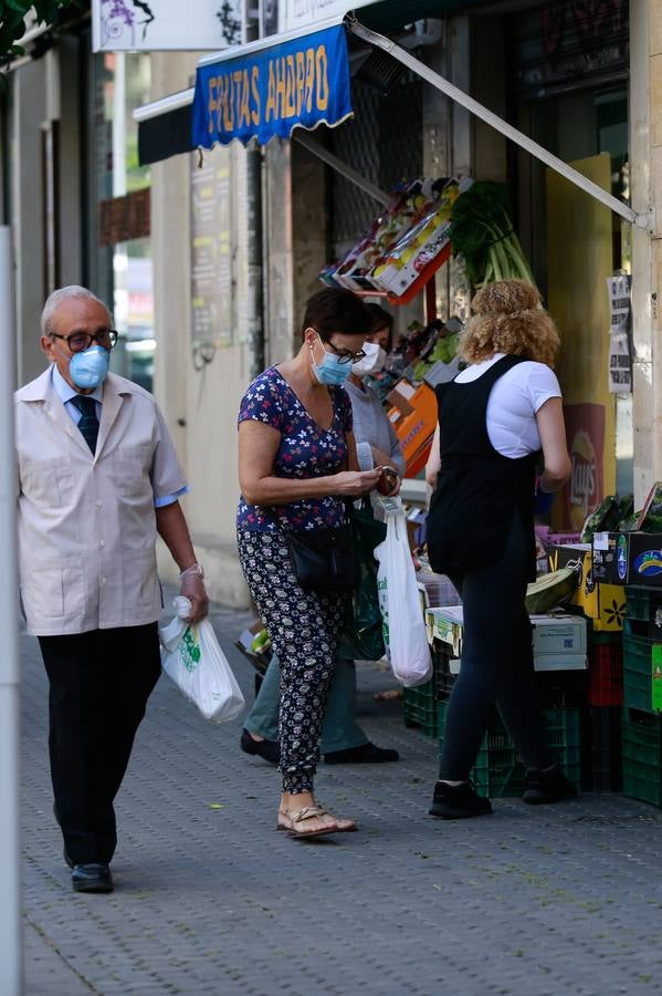 «Desescalada» en Sevilla: los comercios van abriendo sus puertas