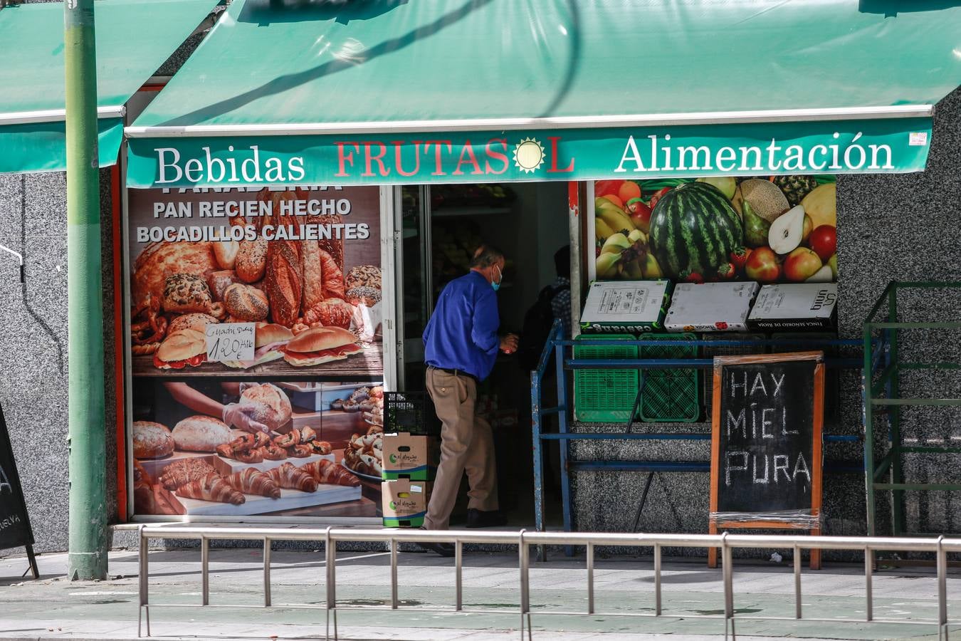 «Desescalada» en Sevilla: los comercios van abriendo sus puertas