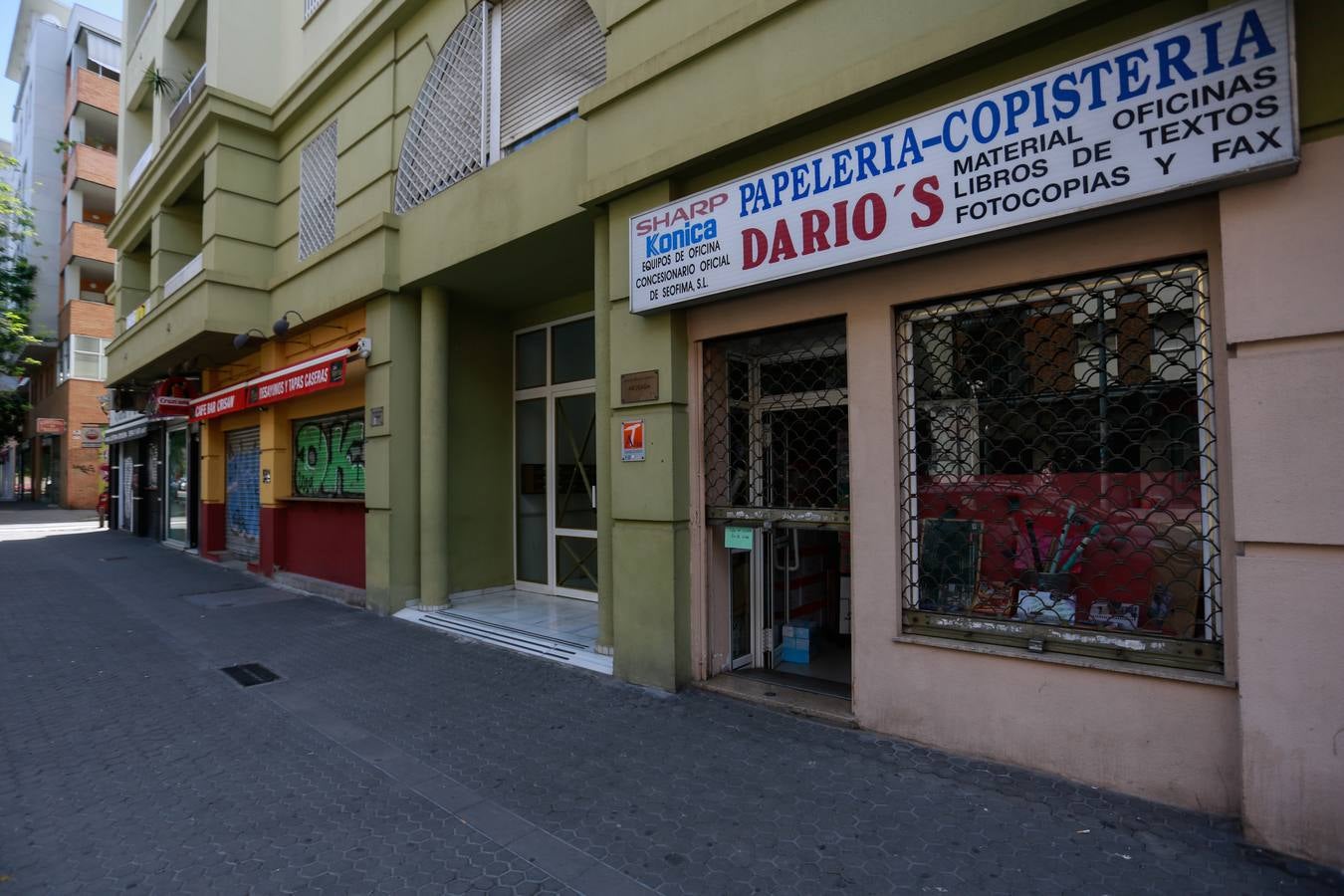 «Desescalada» en Sevilla: los comercios van abriendo sus puertas