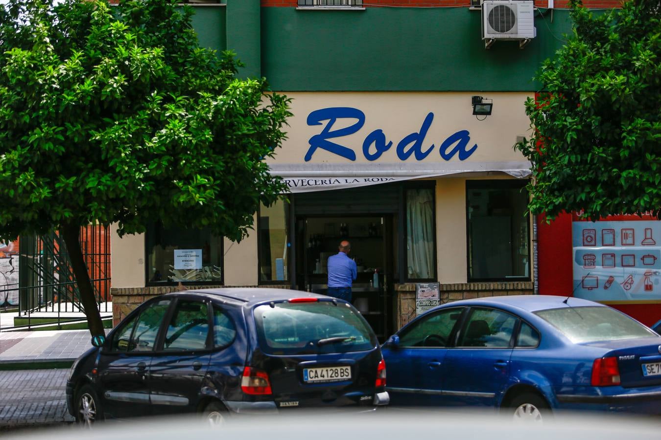 «Desescalada» en Sevilla: los comercios van abriendo sus puertas