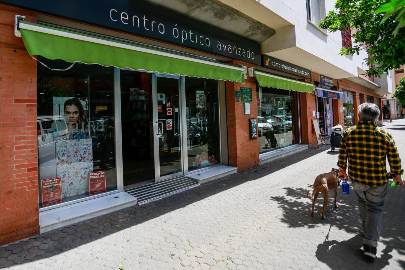 «Desescalada» en Sevilla: los comercios van abriendo sus puertas