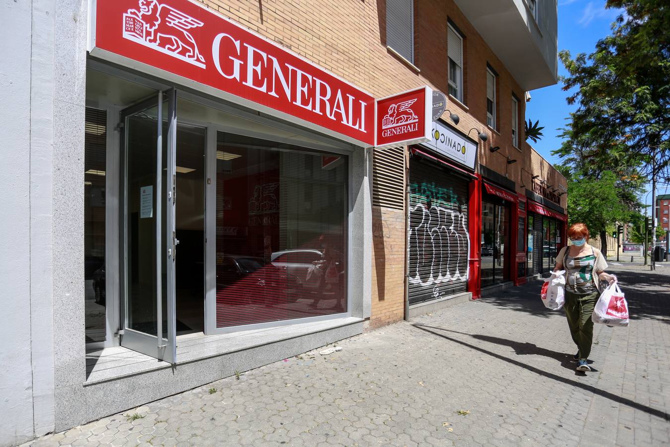 «Desescalada» en Sevilla: los comercios van abriendo sus puertas