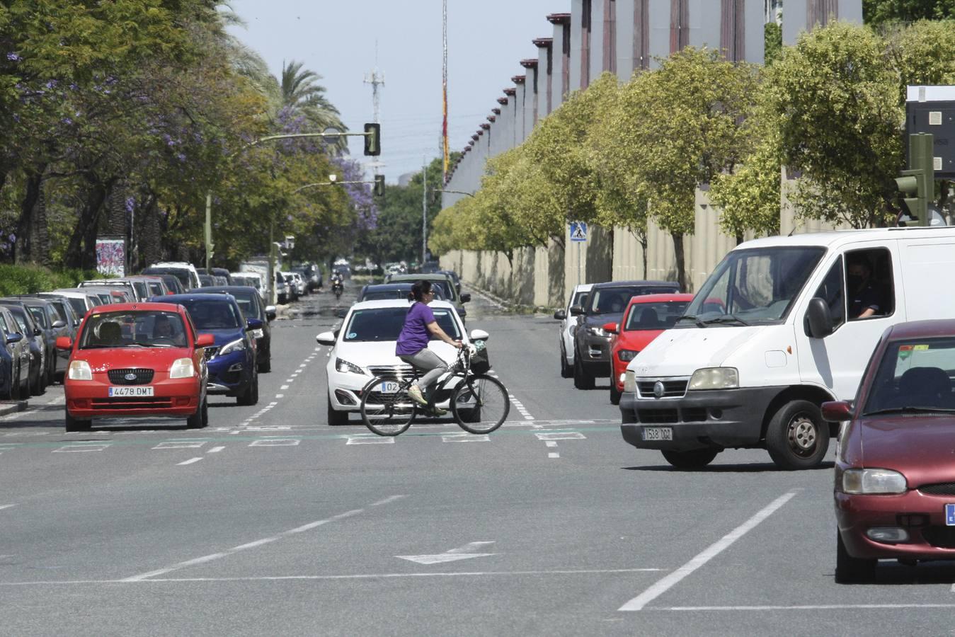 Los coches vuelven a tomar las calles de Sevilla