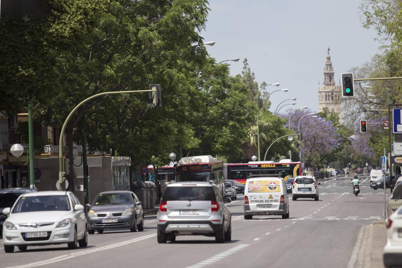 Los coches vuelven a tomar las calles de Sevilla