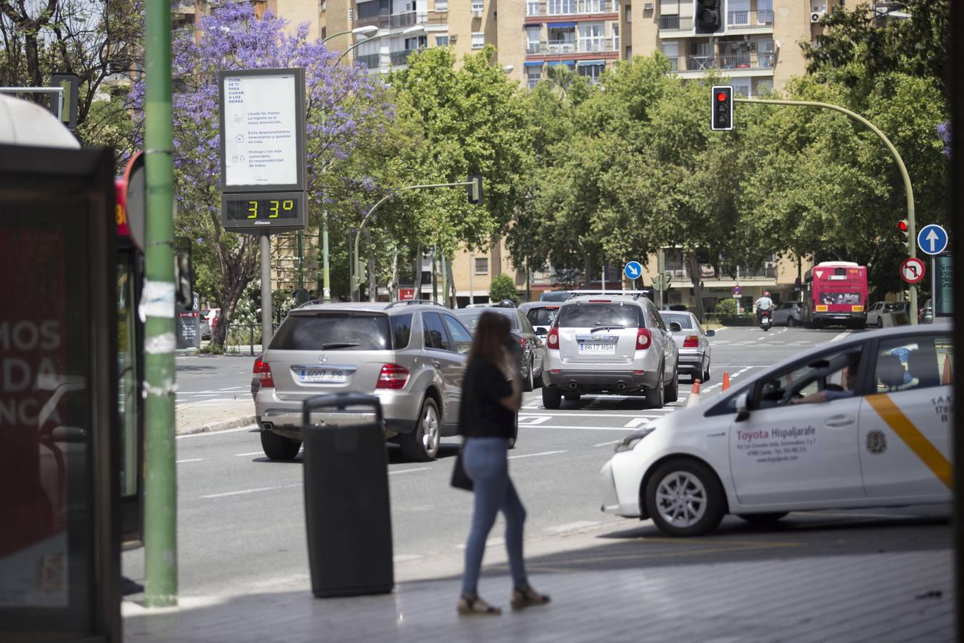 Los coches vuelven a tomar las calles de Sevilla