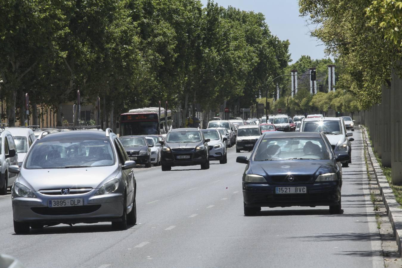 Los coches vuelven a tomar las calles de Sevilla