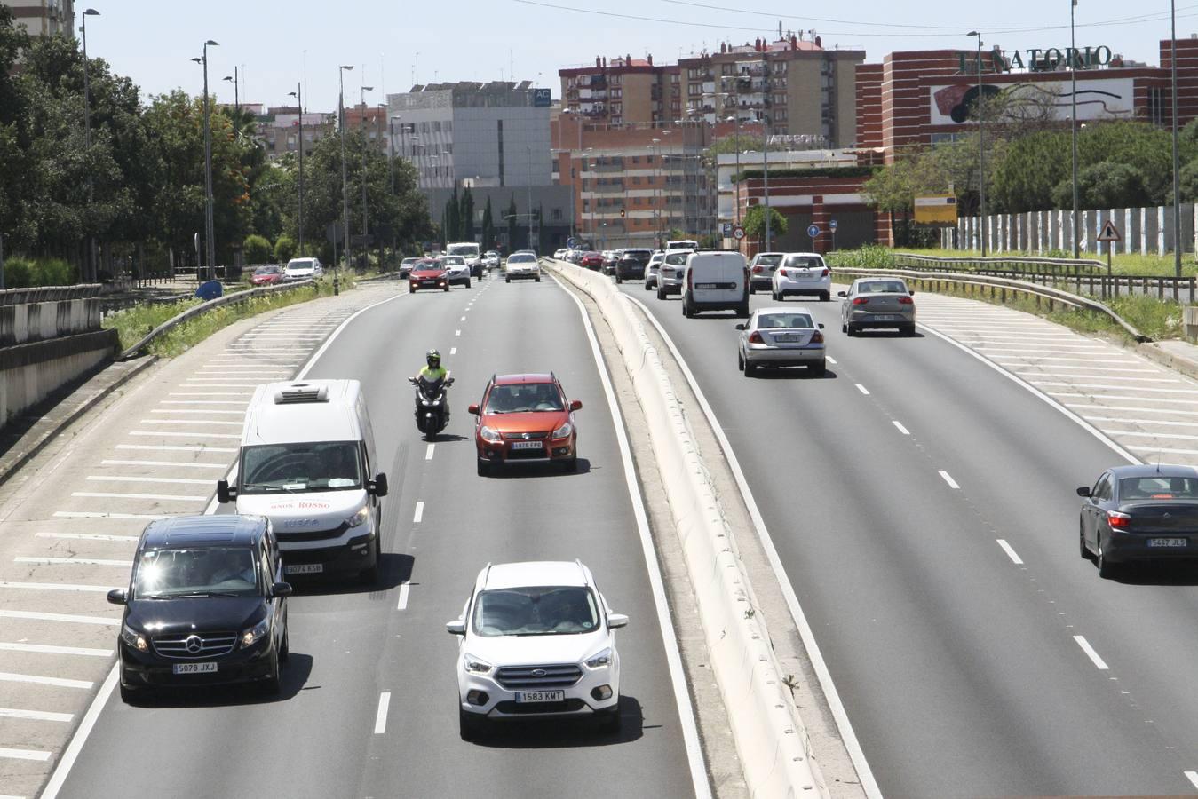 Los coches vuelven a tomar las calles de Sevilla